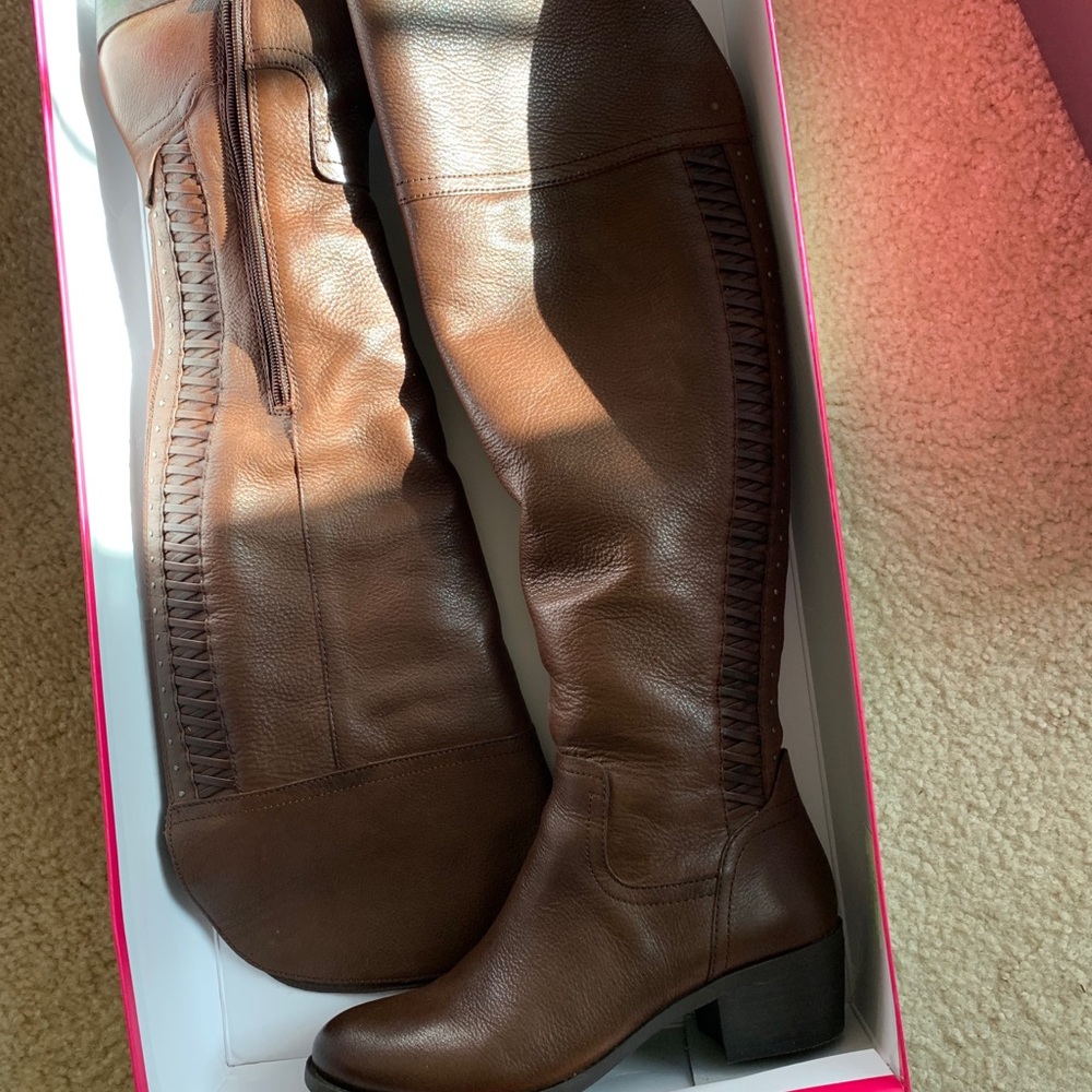 Knee boots